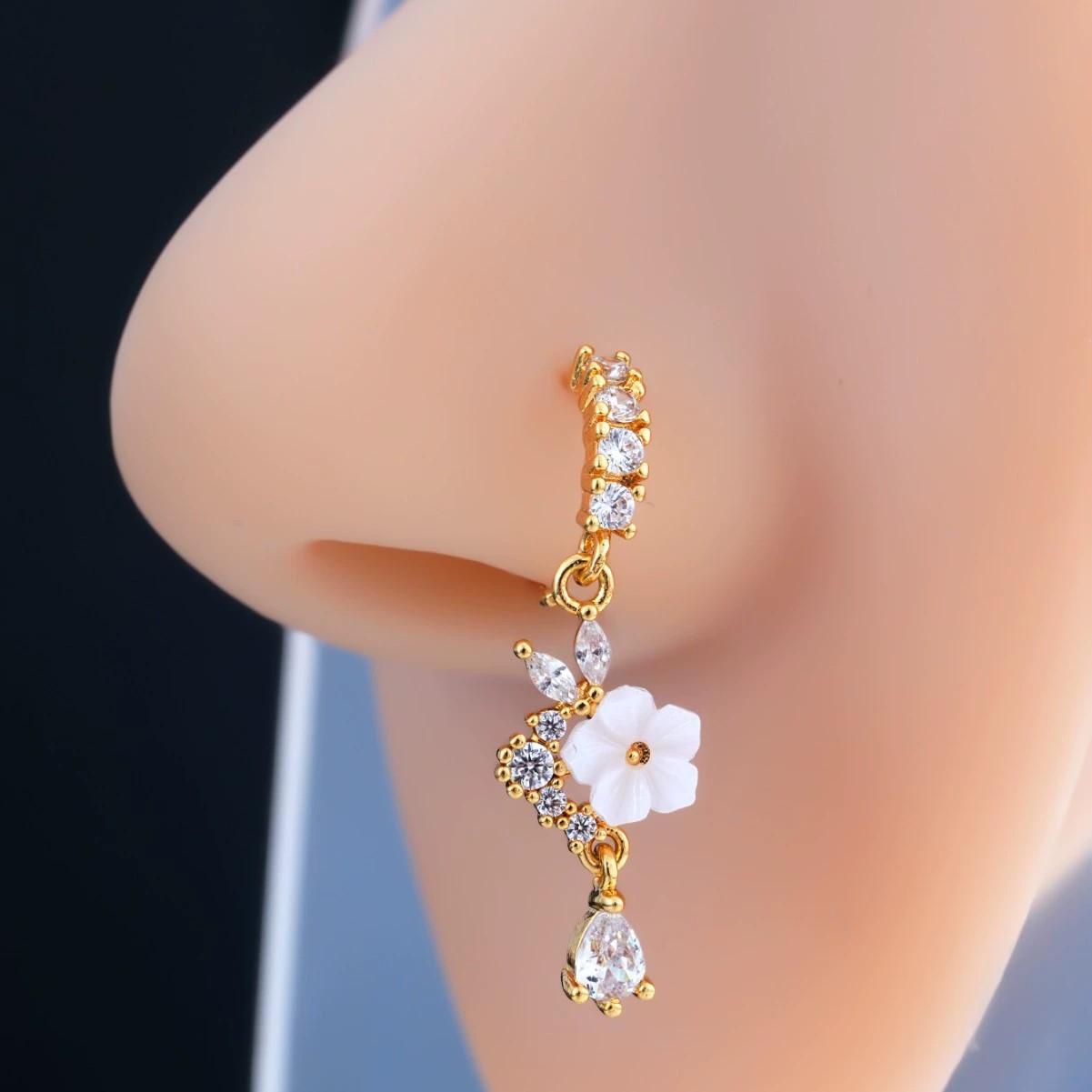 Gouden bloem neusring met hang - Body Jewelry Surgical Steel recensie en prijs
